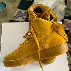 Super awesome tan nike air forces